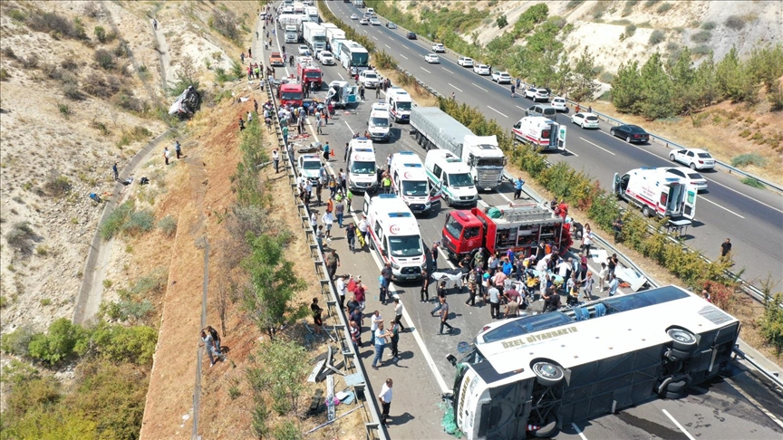 Gaziantep'te kaza yapan araca müdahale eden ekiplere yolcu otobüsü çarptı, 16 kişi öldü