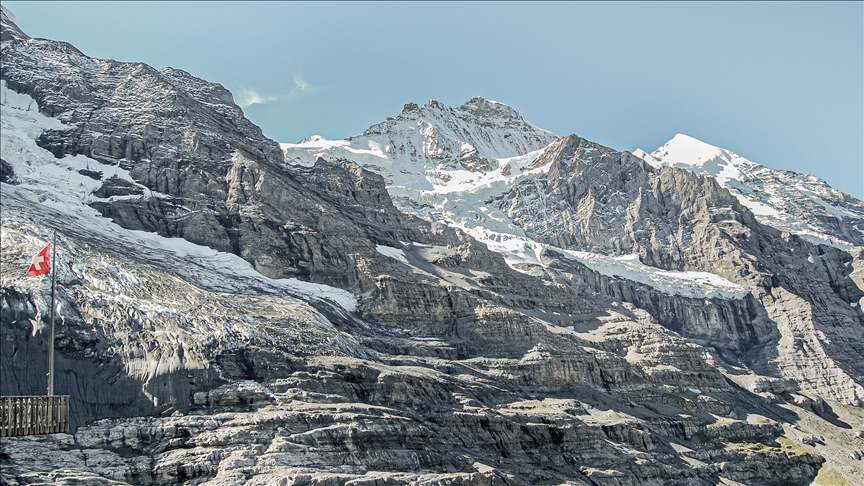 İsviçre Alplerindeki buzullar 1931'den bu yana yarı yarıya eridi