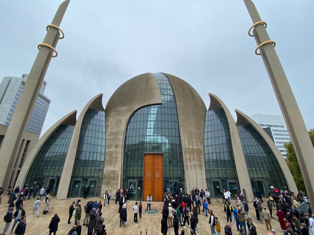 Köln DİTİB Merkez Camii’nde Cuma ezanı sevinci