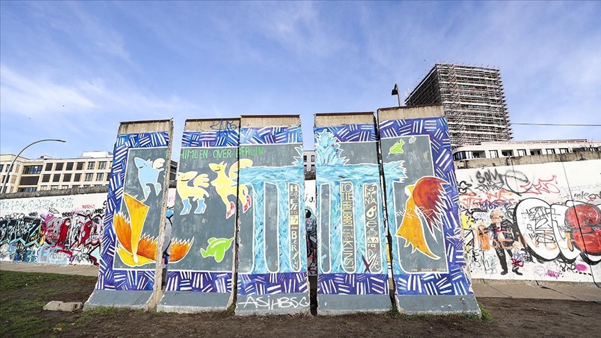 Soğuk Savaş'ın sembolü Berlin Duvarı’nın yıkılışının üzerinden 33 yıl geçti