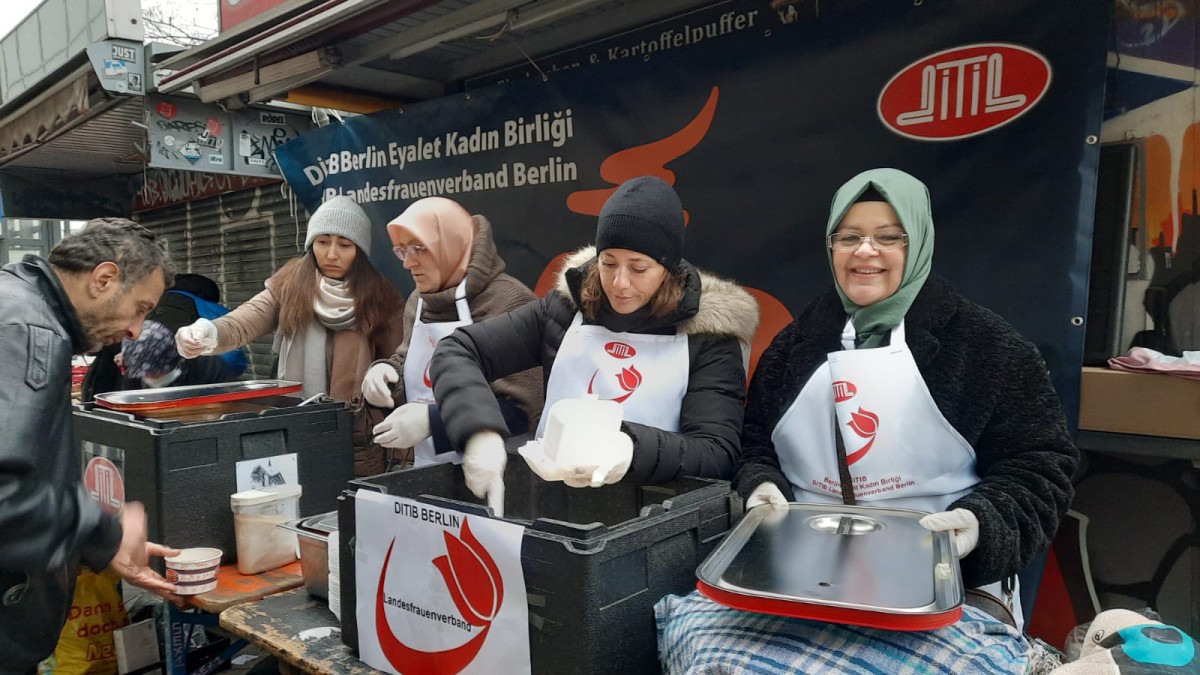 Berlin’de DİTİB kadın gönüllülerinden örnek davranış