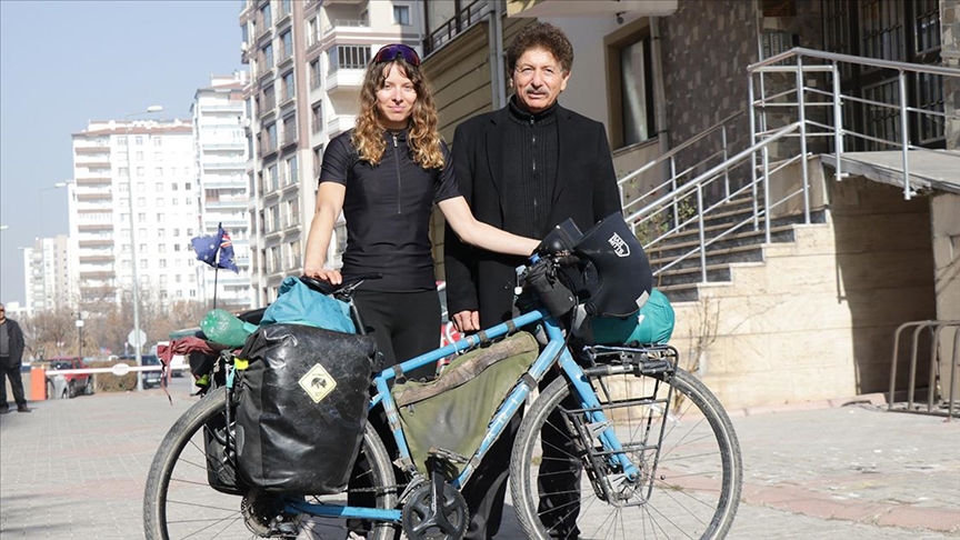 Türk babasıyla tanışmak için Almanya'dan Türkiye'ye bisikletle geldi