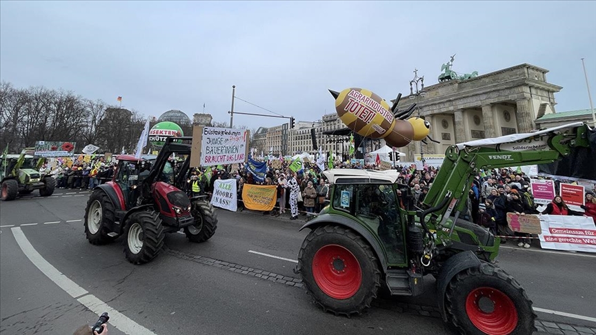 Almanya’da çiftçiler, tarım politikasının adil olması için gösteri yaptı