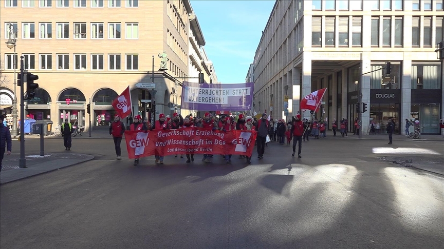 Berlin'de öğretmenler uyarı grevine giderek okullardaki çalışma şartlarını protesto etti