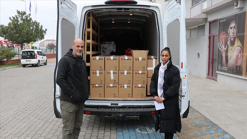 Gurbetçi baba ve kızı, depremzedeler için topladıkları yardım malzemeleri ile Türkiye'ye geldi