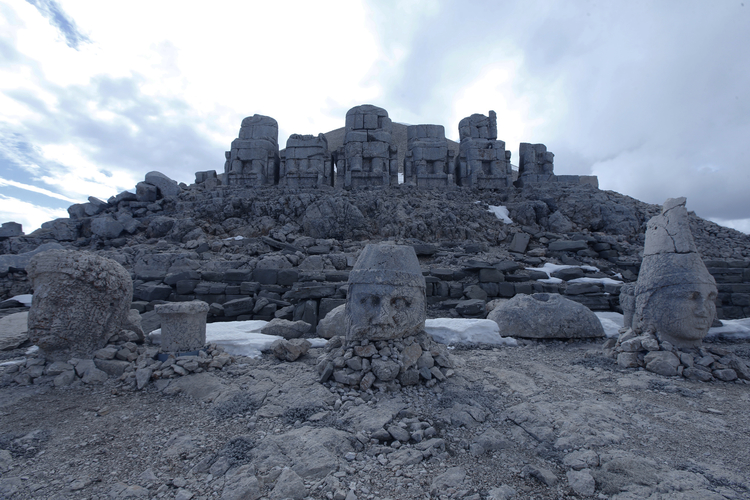 Nemrut Dağı'nın anıtsal heykelleri depremlerde zarar görmedi