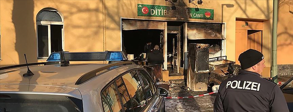 Almanya'da DİTİB camisinin önüne Kur'an-ı Kerim yakılarak atıldı