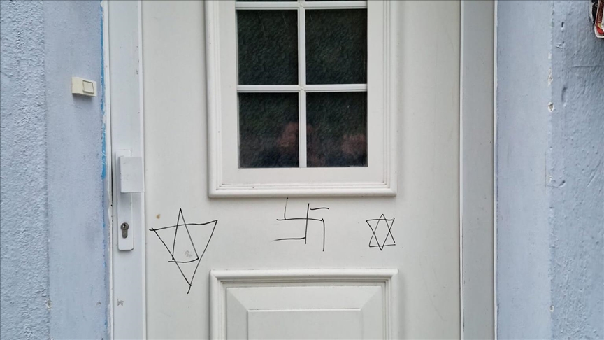 Almanya'da kapısına semboller çizilen caminin panjurları yakılmaya çalışıldı