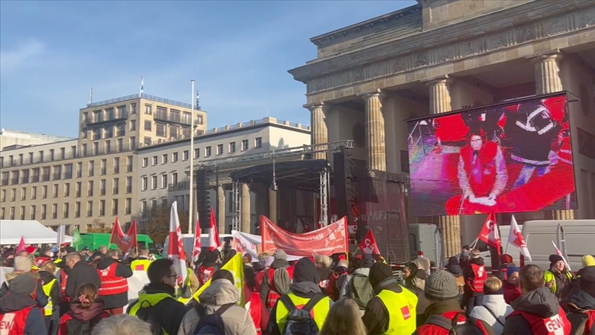  Berlin'de kamu çalışanları ücret artışı için uyarı grevi yaptı