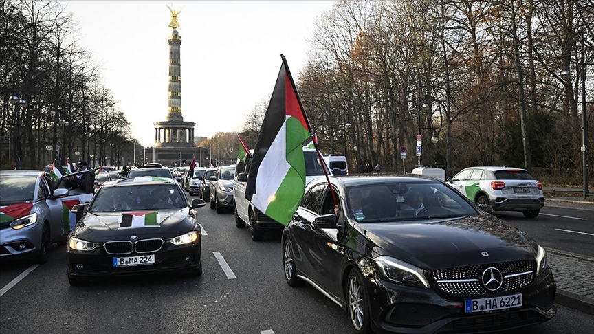 Berlin’de araç konvoyu ile Filistin’e destek gösterisi yapıldı