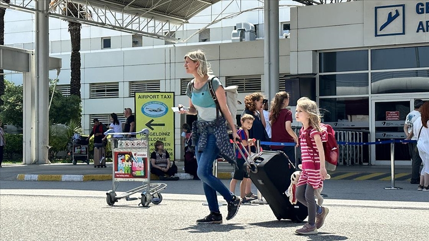 Antalya'ya hava yoluyla gelen turist sayısı transfer yolcularla 16 milyonu aştı