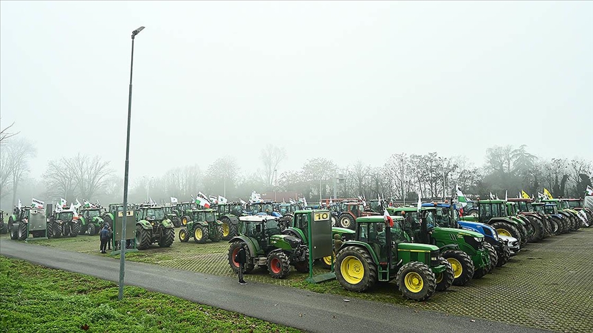  İtalya'da çiftçiler, AB'nin tarım politikalarına karşı traktörleriyle yollara döküldü