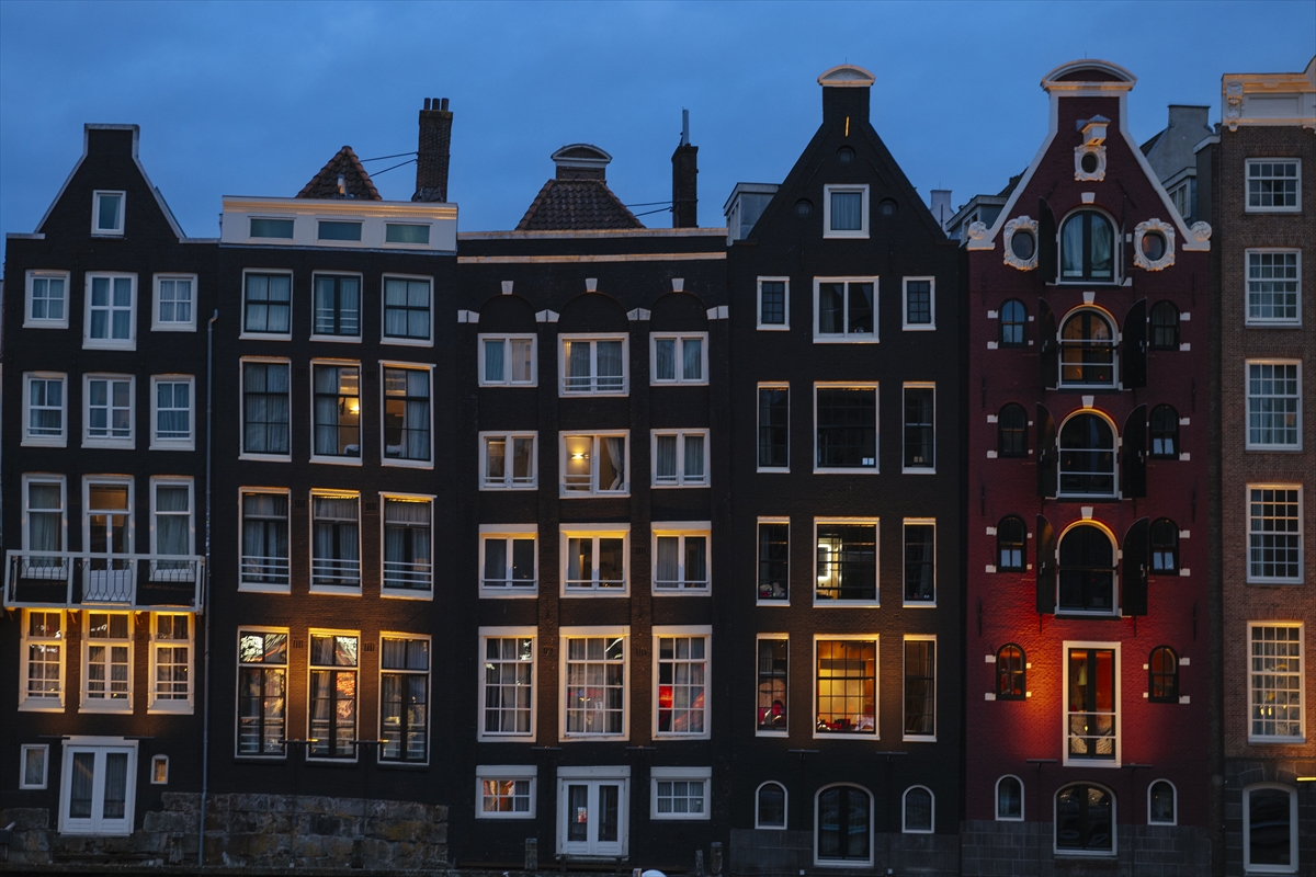 Amsterdam'ın tarihi mimarisi dikkati çekiyor