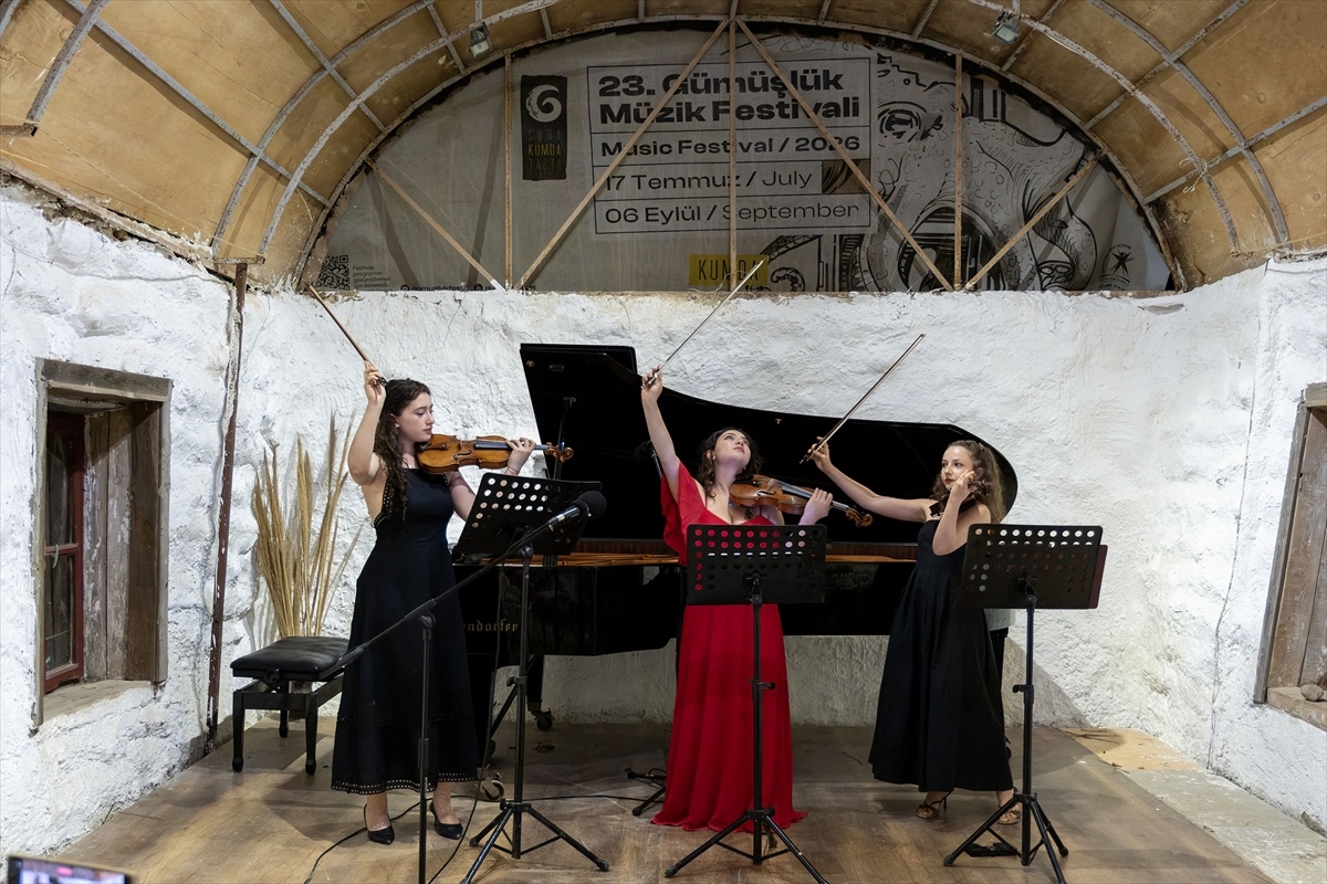 Muğla'da genç kemancılar 23. Gümüşlük Müzik Festivali kapsamında konser verdi