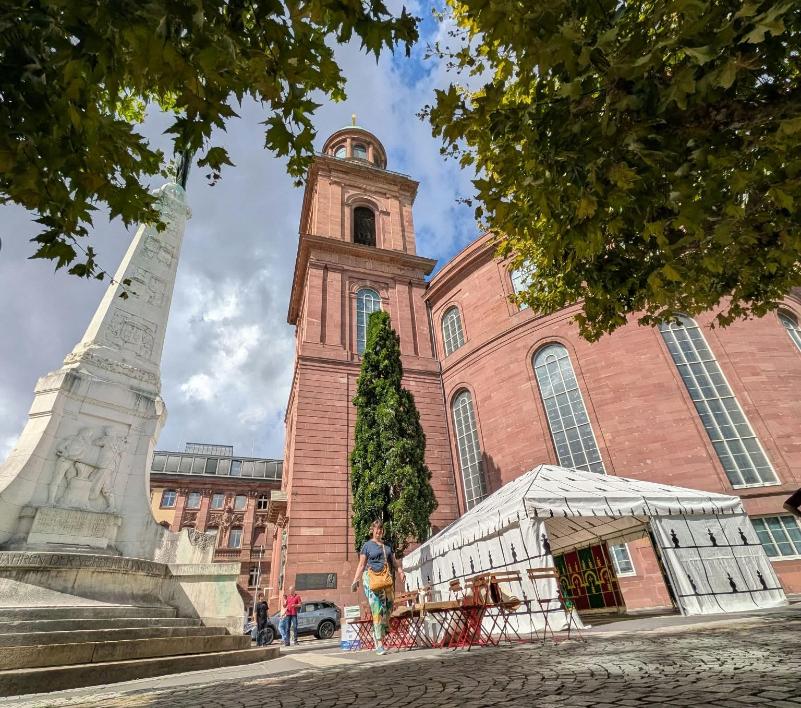 Almanya Demokrasisinin Beşiği Paulskirche’nin Bulunduğu Meydanda Tarihi Cuma Namazı