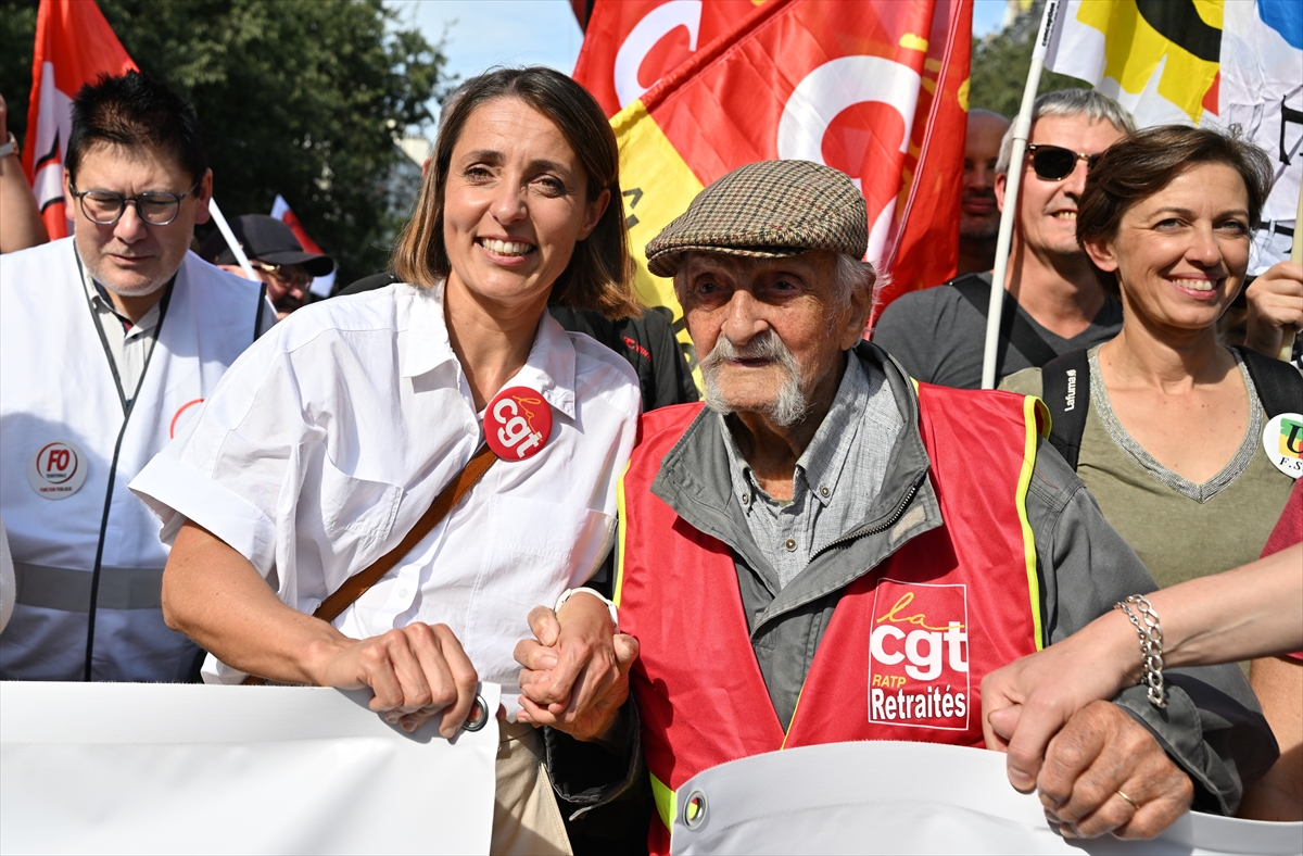 Fransa'da farklı sektörlerdeki çalışanlar zam talebiyle yürüdü