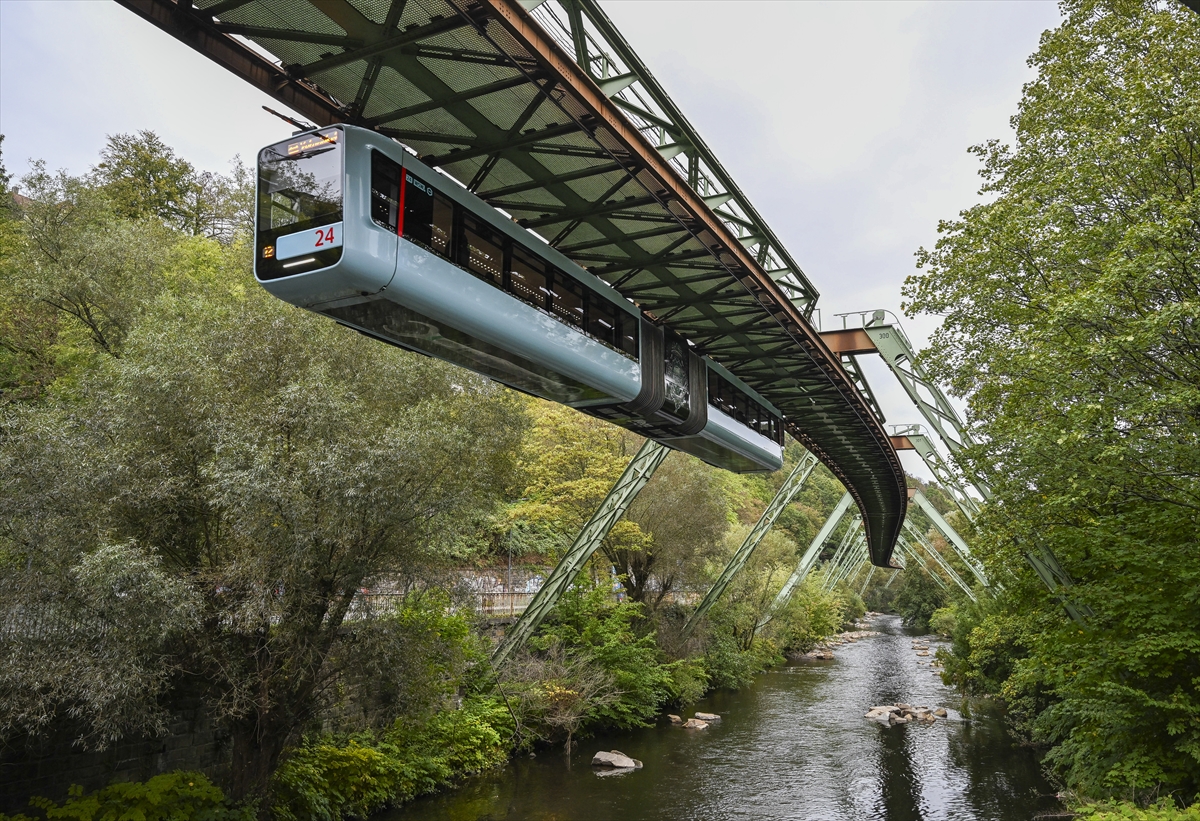 Almanya'nın asma treni Schwebebahn, 125 yıldır Wuppertal'i birbirine bağlıyor