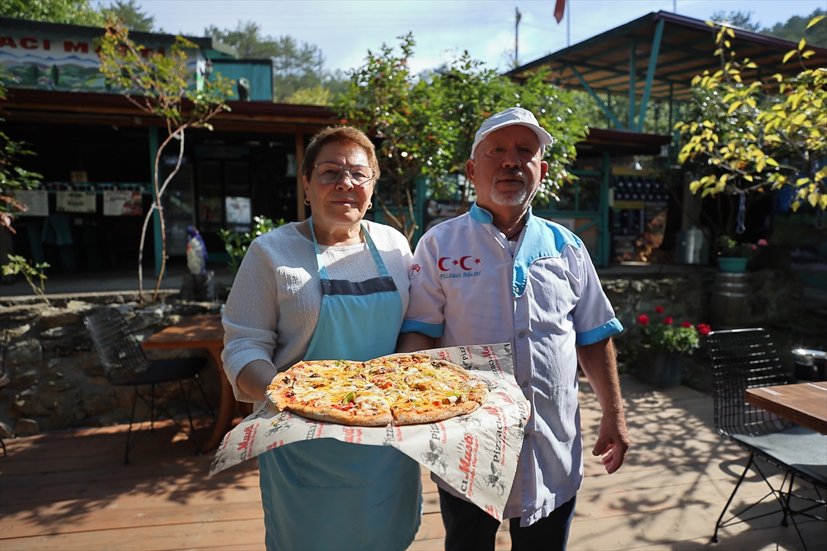 İsveç'ten Çorum'a dönen emekli çiftin köylerine açtığı pizzacı rağbet görüyor