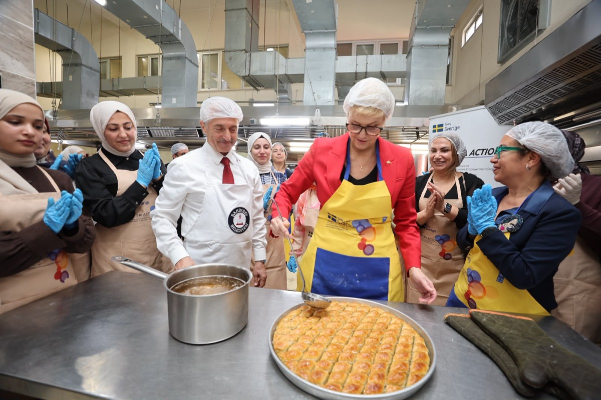İSVEÇ BÜYÜKELÇİSİ ŞAHİNBEY BELEDİYESİ AŞEVİNDE BAKLAVA AÇTI