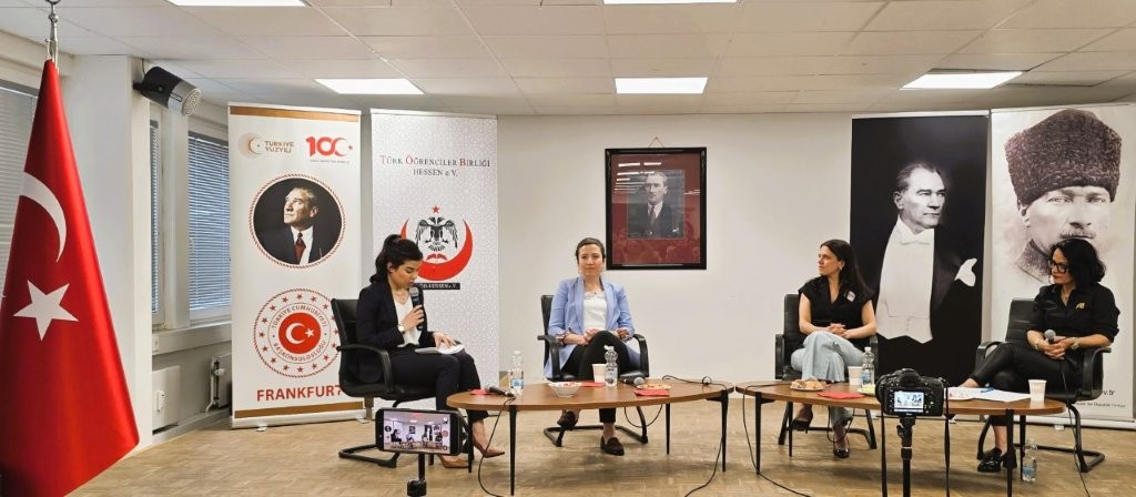 Frankfurt’ta “Geleceğe Yön Veren Kadınlar” Paneline Yoğun İlgi