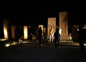 Selçuklu Meydan Mezarlığı'ndaki asırlık taşlar akşam da ziyaretçi çekiyor
