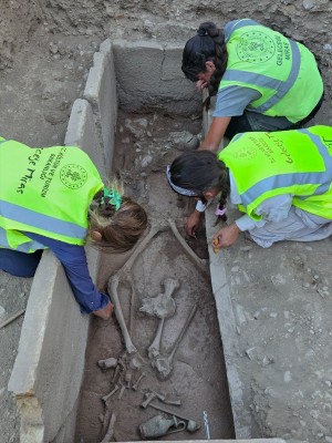 Aspendos'ta 2 bin 400 yıllık güreşçi mezarı keşfedildi